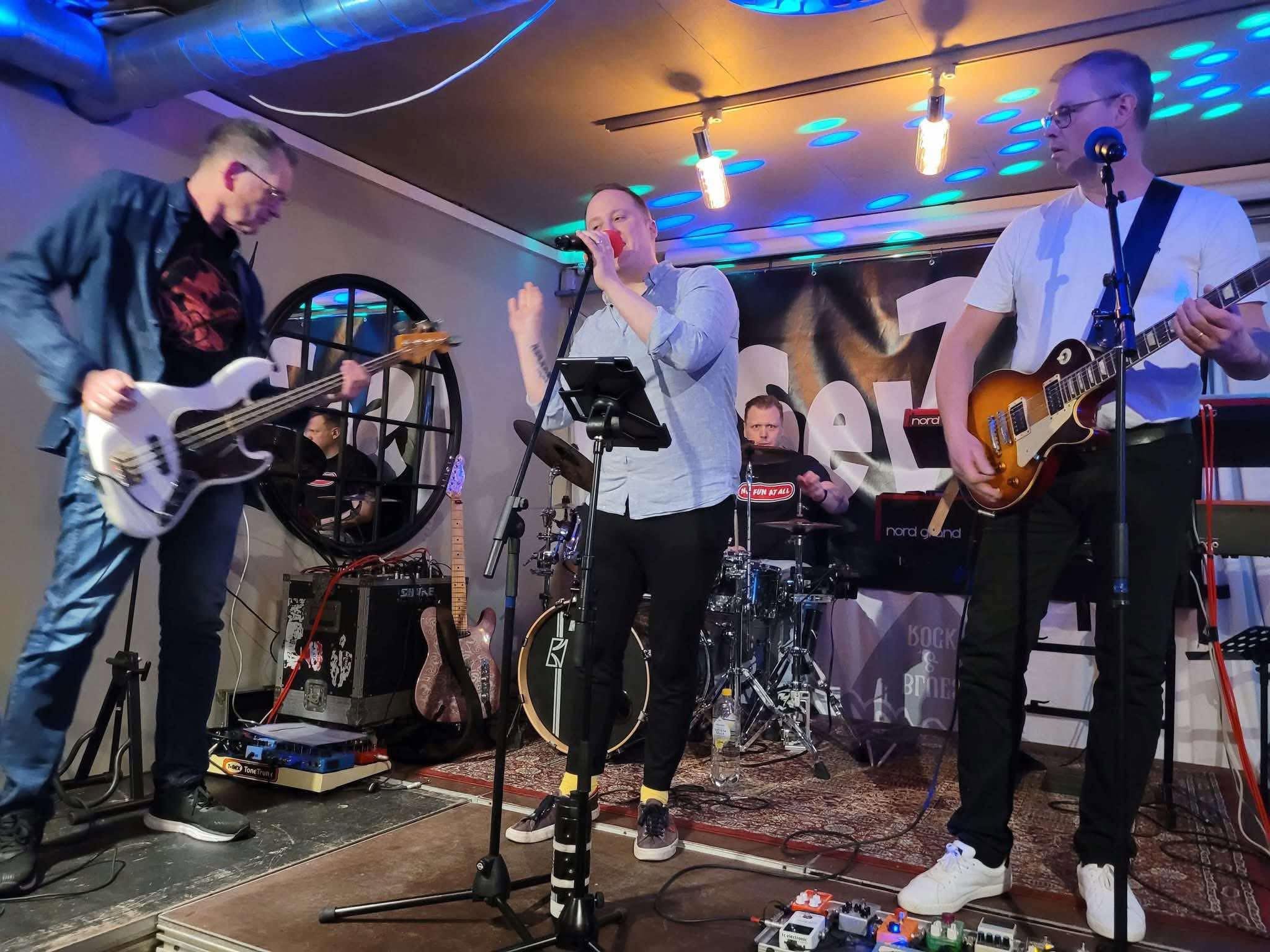 Hell Mountain Band spelar live med publik